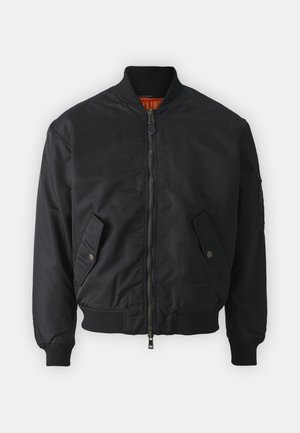 Černá bomber bunda se zipem vpředu, vroubkovaným límcem a manžetami, bočními kapsami a oranžovou podšívkou. Hladká, matná textura.