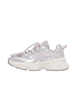 Baskets W6YZ argent et roses avec des panneaux en mesh, semelle blanche épaisse, lacets roses et logo W6 sur le côté, vues de l'extérieur.
