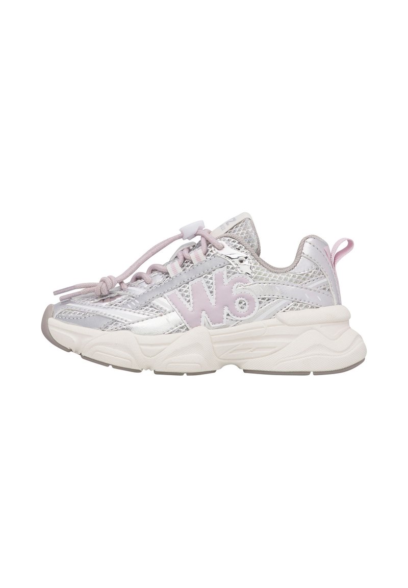 Baskets W6YZ argent et roses avec des panneaux en mesh, semelle blanche épaisse, lacets roses et logo W6 sur le côté, vues de l'extérieur.