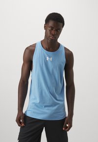 Világoskék sporttank top, puha anyagból készült, kerek nyakkivágással és fehér Under Armour logóval a mellkason. Fekete rövidnadrág.