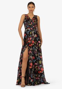 Abito maxi a fantasia floreale con scollatura a V profonda e design avvolgente, caratterizzato da uno spacco laterale. Tessuto nero con motivi floreali colorati.