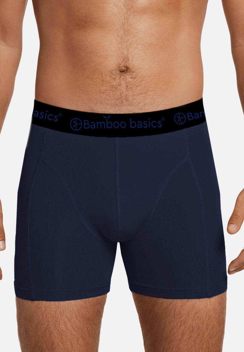Donkerblauwe bamboe boxershorts met een zwarte elastische tailleband met blauwe logo-tekst. Glad textuur en slim fit ontwerp, knielengte.