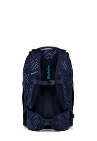 Sac à dos bleu marine avec un motif géométrique en violet et teal. Bretelles rembourrées, boucles réglables et panneau arrière en maille pour un confort optimal.