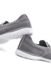 Sneaker in rete grigio con design leggero, caratterizzati da una suola bianca, accenti testurizzati e una superficie strutturata per la traspirabilità.