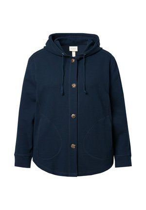 Marineblauwe hoodie-jack met knoopsluiting, voorzien van grote zakken, gewtextileerde stof en verstelbare trekkoorden aan de capuchon.