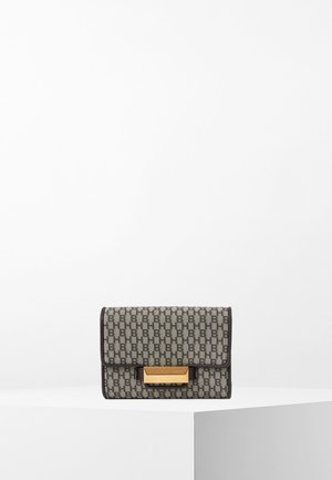 Kleine rechthoekige design clutch met grijs patroon stof en gouden rechthoekige sluiting, rustend op een wit voetstuk tegen een effen witte achtergrond.