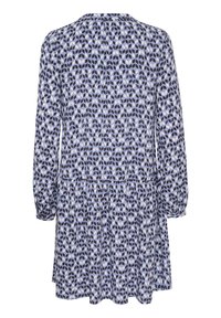 Vestito a maniche lunghe con un motivo geometrico blu e bianco, caratterizzato da una vita arricciata, un fondo svasato e un collo rotondo.
