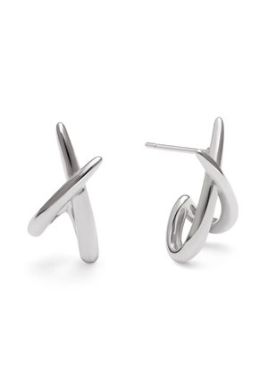 Zilverkleurige metalen oorbellen met een abstract ontwerp van gebogen en gekruiste vormen. Gepolijste afwerking met een strakke, moderne uitstraling.