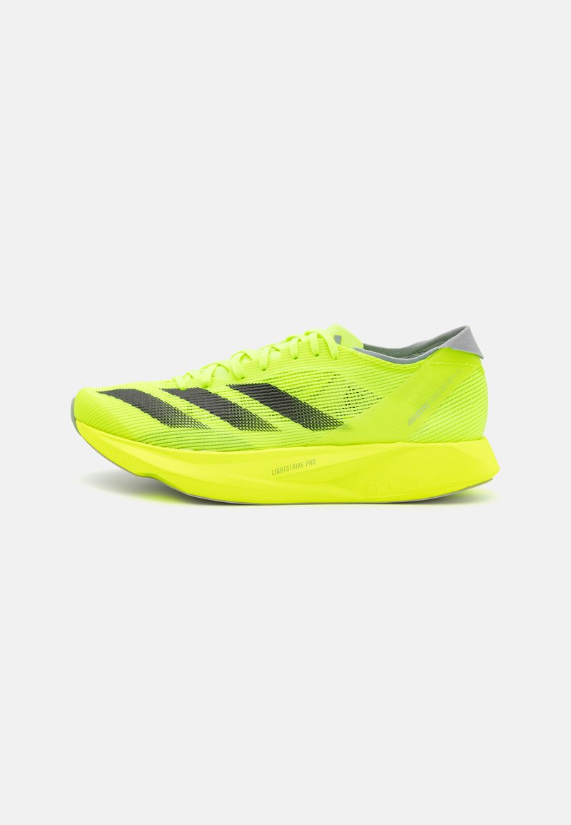 Chaussure de course néon jaune avec une tige en mesh texturé, des rayures noires, une semelle légère et un accent de talon gris.