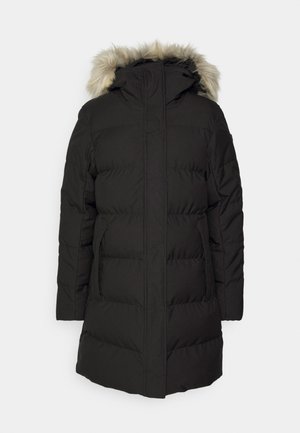 Doudoune noire avec capuche en fourrure, dotée d'une fermeture éclair à l'avant, de poches latérales, d'une texture matelassée et d'un design longueur mi-cuisse.