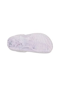 Weiße Schuhsohle mit strukturierten Grip-Mustern, die erhobene Abschnitte und subtile Farbvariationen aufweist, die Gebrauchsspuren und Abnutzung anzeigen.