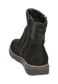 Schwarze Wildleder-Ankle-Boots mit leicht spitz zulaufender Zehenpartie, seitlichem Reißverschluss, braunen Stickdetails und einer Gummisohle für besseren Halt.