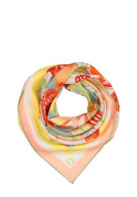 Pañuelo de seda colorido con un patrón floral y de hojas en tonos naranjas, rosas y verdes. Forma triangular con un brillo delicado.