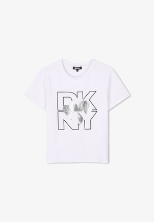 Camiseta de algodón blanca con un logo "DKNY" contorneado en negro y un corazón plateado metálico. Mangas cortas y cuello redondo.