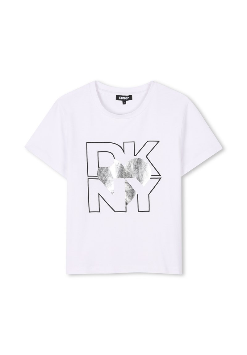 Camiseta de algodón blanca con un logo "DKNY" contorneado en negro y un corazón plateado metálico. Mangas cortas y cuello redondo.