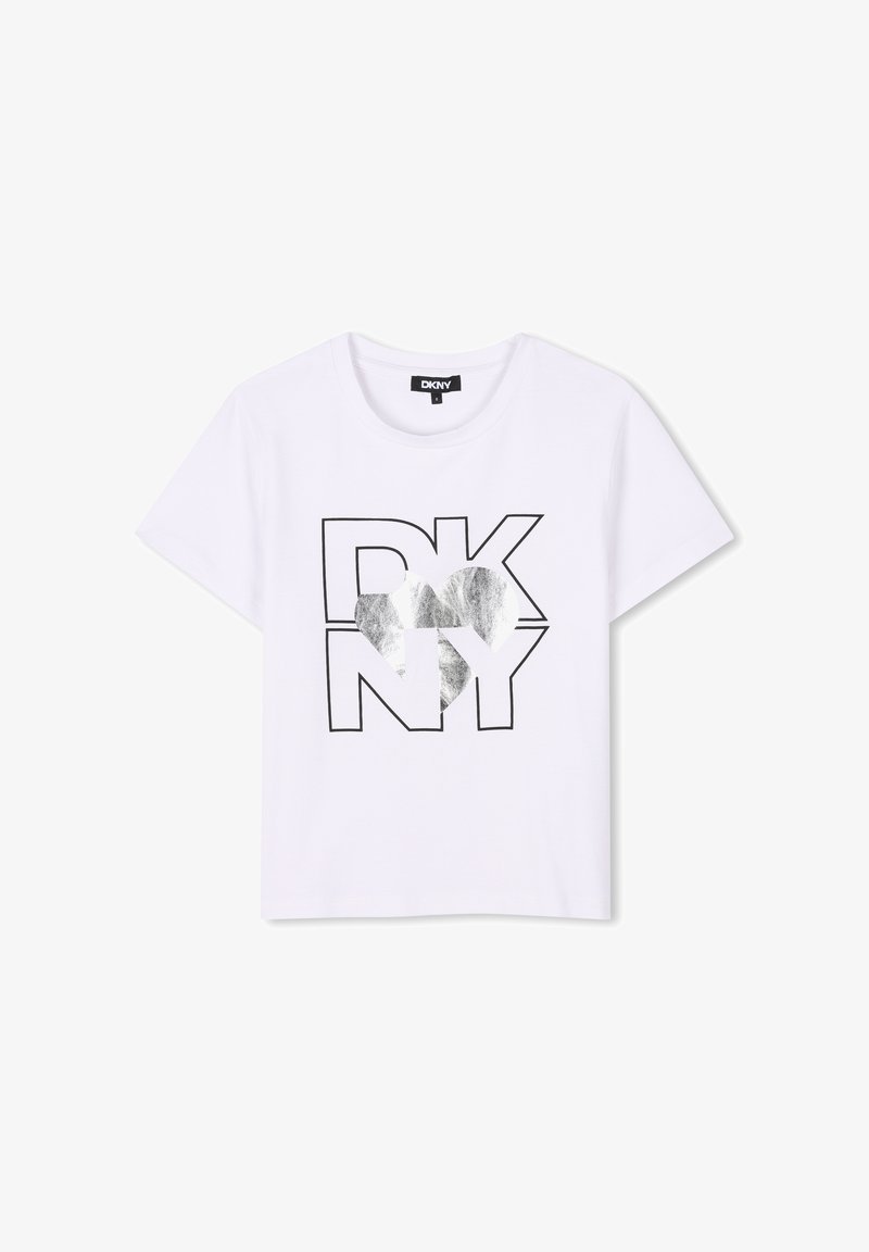 Camiseta de algodón blanca con un logo "DKNY" contorneado en negro y un corazón plateado metálico. Mangas cortas y cuello redondo.