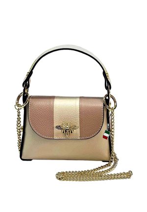 Kleine handtas in metallic goud en beige nepleer, met een bijaccent en een gouden kettinghengsel. Rond gevormd met een klep sluiting.