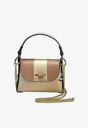 Petit sac à main en simili cuir doré métallique et beige, avec un accent abeille et une bandoulière en chaîne dorée. Forme ronde avec fermeture à rabat.