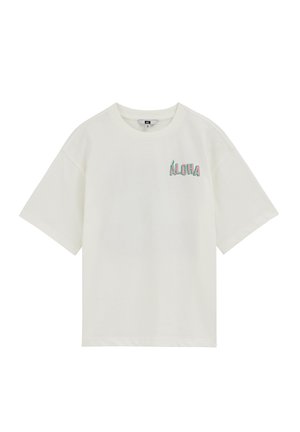 Biała koszulka z krótkim rękawem i okrągłym dekoltem, na lewej piersi napis "ALOHA" w kolorach różowym i zielonym.