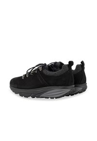 Chaussures noires en daim avec une doublure grise texturée, bout rond, accents en métal argenté et une épaisse semelle en caoutchouc noir. Lacets ajustables inclus.