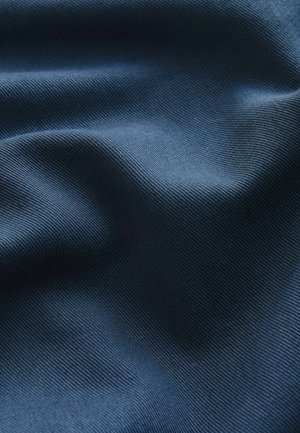 Tamsiai mėlyna audinio medžiaga su tekstūruotu pynimu, kuri demonstruoja minkštus raukšles ir lygią paviršių, pabrėždama turtingą spalvų gylį ir subtilų blizgesį.