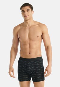 Černé boxerky s geometrickým vzorem. Vyrobené z měkkého materiálu, s hladkým pasem a přiléhavým střihem.