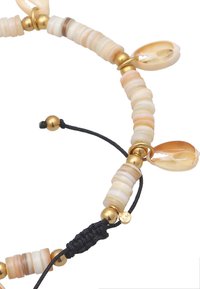 Collana regolabile con perle di conchiglia lisce e multicolori, accenti in tono oro e un cordino nero con chiusura a nodo.