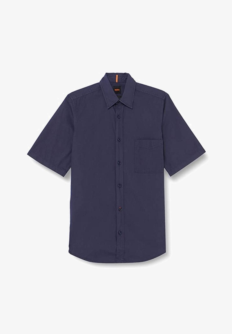Chemise bleu marine à manches courtes à boutons avec une poche poitrine gauche et un col pointu, étalée à plat sur un fond blanc.