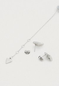 Σετ ασημένια κοσμήματα που περιλαμβάνει καρφωτό σκουλαρίκι με σχέδιο φιδιού με στρας, τριγωνικό μενταγιόν και αλυσίδα με κυκλικούς κρίκους.