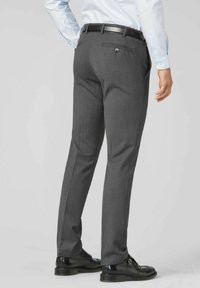 Graue trousers mit geradem Schnitt, die eine dezente Textur aufweisen, eine Gesäßtasche mit Knopf haben und mit schwarzen Schuhen kombiniert sind.