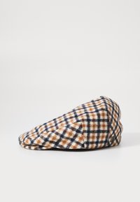 Căciulă plată cu un model în carouri, având culorile portocaliu, navy și alb. Fabricată dintr-un material moale, texturat, cu o formă rotundă și detalii cusute.