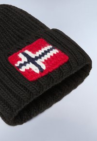 Czarna dzianinowa czapka z czerwonym kwadratowym naszywką z białym i granatowym wzorem norweskiej flagi. Tekstura jest prążkowana i gruba, zapewniająca ciepło.