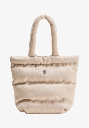 Beżowa torba tote z podszewką o miękkiej fakturze, z dwiema solidnymi rączkami i srebrnym logo na przodzie. Gładki, minimalistyczny design.