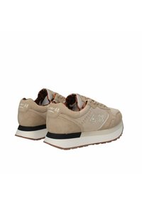 Sneaker in suede beige con suola nera, caratterizzati da accenti geometrici e una fodera in stampa leopardo a contrasto. Punta arrotondata e colletto imbottito.