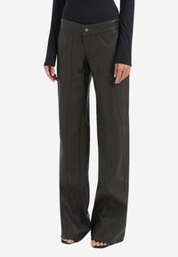 Brune læderbukser med brede ben, høj talje, knaplukning, subtile syningsdetaljer og glat tekstur.