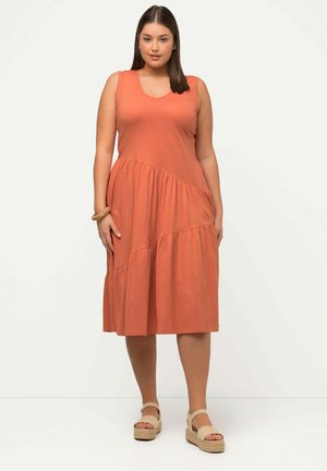 Ulla Popken V-AUSSCHNITT ÄRMELLOS - Denní šaty - apricot