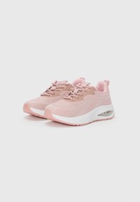 Scarpe atletiche rosa chiaro con tomaia in maglia traspirante, suola intermedia bianca, suola in gomma e lacci abbinati. Presentano un collarino e una linguetta imbottiti.