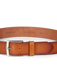 Cinturón de cuero color marrón claro con textura suave, presenta una hebilla de metal plateado y un diseño clásico. Grabado con "CUERO ITALIANO" y el nombre de la marca.