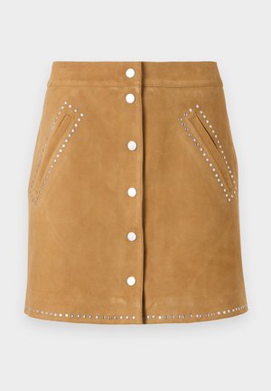 Bruine suède rok met een voorknoopsluiting, twee zijzakken en zilveren studs langs de zakken en de zoom. Glad textuur.