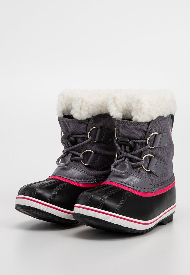 Schwarze und graue Schneestiefel mit einem plüschigen weißen Kunstfell-Bündchen, pinkem Akzent, Gummispitze und strukturiertem Profil. Verfügt über Schnürung und Hakenverschluss.