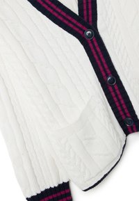 Weißer Kabelstrick-Cardigan mit navy- und kastanienbraun gestreiftem geripptem Kragen und Bündchen, ausgestattet mit einer Vordertasche und dunkelblauen Knöpfen.