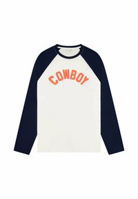 Langarm-T-Shirt mit weißem Körper und marineblauen Raglanärmel. "COWBOY" ist in Orange über die Brust gedruckt. Baumwollmaterial.
