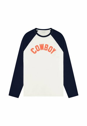 Camiseta de manga larga con un cuerpo blanco y mangas raglán en navy. "COWBOY" está impreso en naranja a lo largo del pecho. Material de algodón.