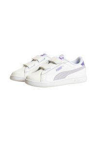 Sneakers bianchi con accenti viola, realizzati in materiale sintetico. Presentano due fasce in velcro e un pannello laterale testurizzato. Suola piatta in gomma.
