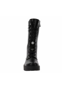 Bota de combate negra con cordones y suela gruesa, con un corazón decorativo y una gema redonda en los cordones, vista frontal, fondo blanco liso.