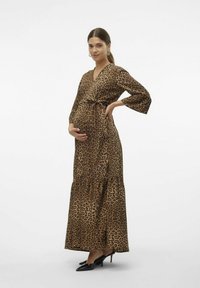 Leopardmönstrad omlottklänning med långa ärmar och bälte i midjan, med en volangkjol och slät tyger i bruna och svarta nyanser.