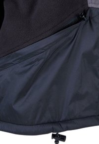 Must värvitud jope, millel on tekstureeritud fleece sisemus ja sile välimine kiht. Sisaldab lukuga taskut ja reguleeritavat nööriga allserva.