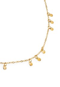 Collana in oro con piccoli tag ovali appesi ai link, creando un design delicato e minimalista. Texture liscia in tutto il gioiello.