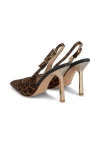 Escarpins à talons hauts à imprimé léopard en tissu doux, avec un bout pointu et un talon aiguille doré métallique avec un accent bloc.