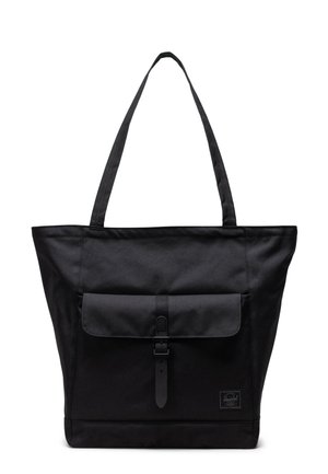 Borsa a tracolla in tessuto nero con due corde lunghe, una tasca frontale con patta chiusa da una clip e un'etichetta del logo sul lato inferiore.